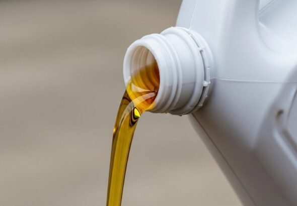 Primer plano de una garrafa de gasoil vertiendo líquido sobre el nuevo aumento salarial de TotalEnergies Marketing España.