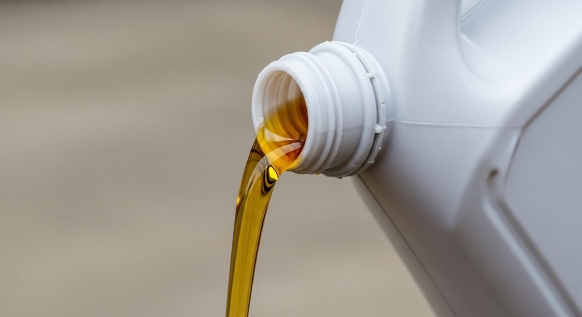 Primer plano de una garrafa de gasoil vertiendo líquido sobre el nuevo aumento salarial de TotalEnergies Marketing España.