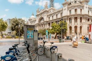 Suspendida la mascletà de hoy en la Plaza del Ayuntamiento de València debido a la lluvia durante las Fallas 2026.