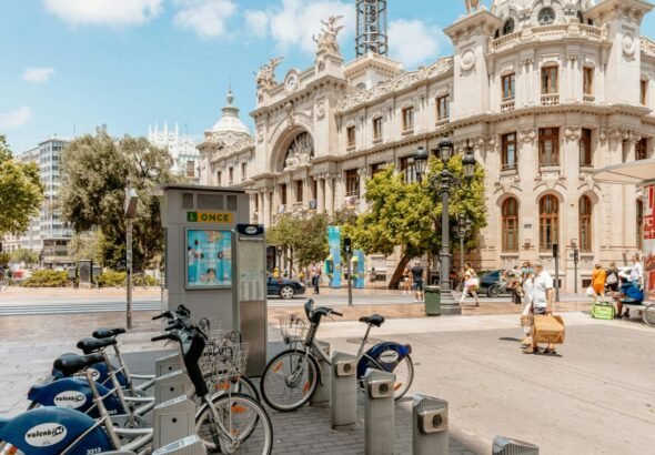 Suspendida la mascletà de hoy en la Plaza del Ayuntamiento de València debido a la lluvia durante las Fallas 2026.