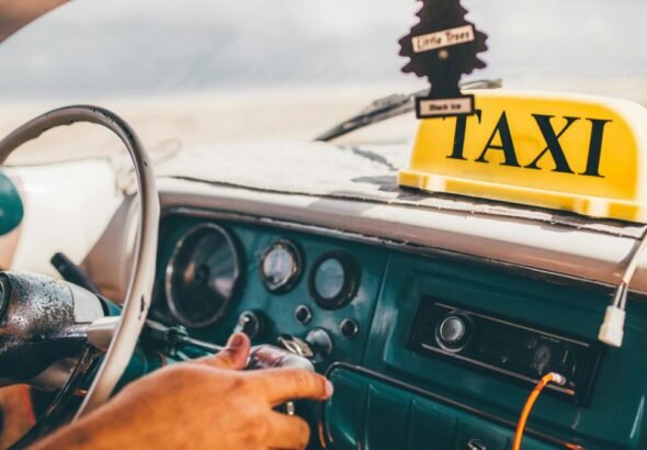 Interior de un taxi con taxímetro representando las nuevas tablas salariales del sector del taxi en 2026