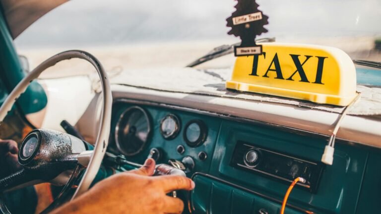 Interior de un taxi con taxímetro representando las nuevas tablas salariales del sector del taxi en 2026