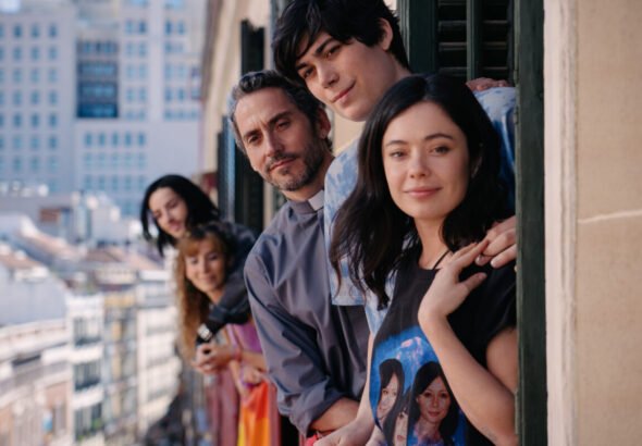 Un plano cinematográfico de grupo que muestra, de izquierda a derecha, a Manu Ríos, Lola Rodríguez, Paco León (caracterizado como sacerdote), Elisabeth Martínez y Anna Castillo.