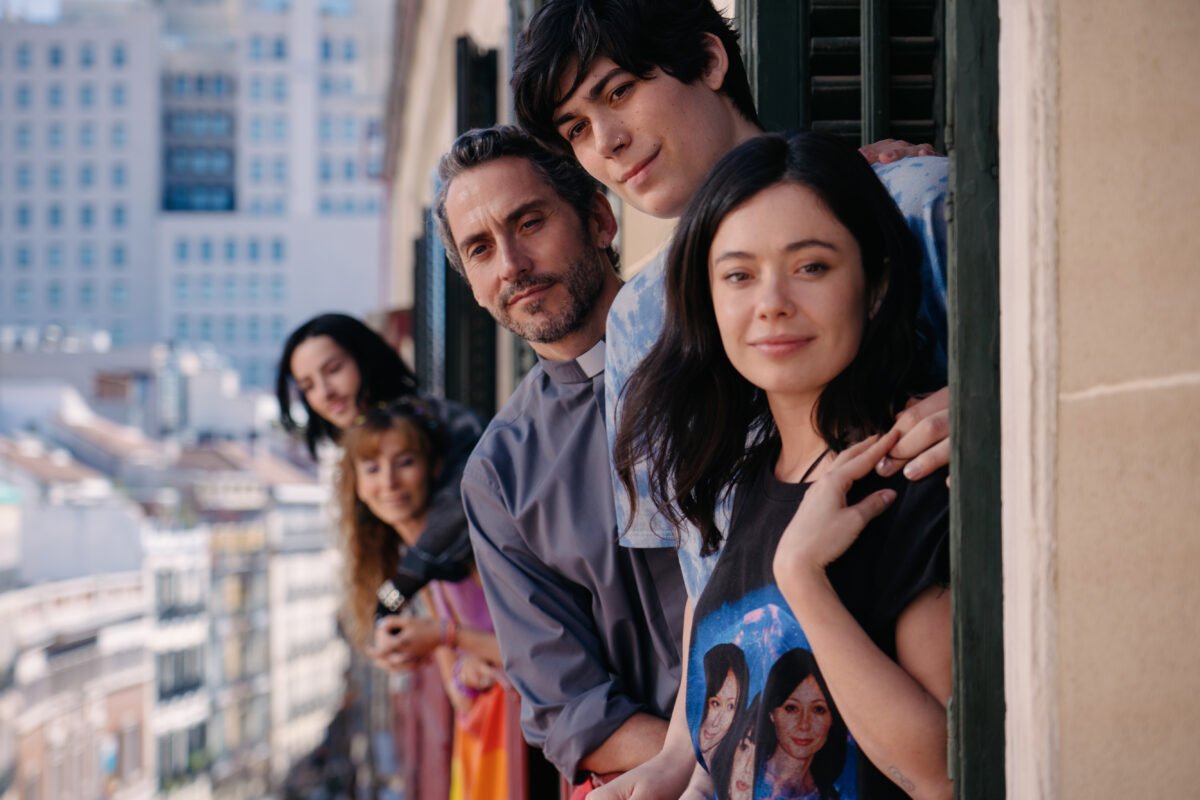 Un plano cinematográfico de grupo que muestra, de izquierda a derecha, a Manu Ríos, Lola Rodríguez, Paco León (caracterizado como sacerdote), Elisabeth Martínez y Anna Castillo.