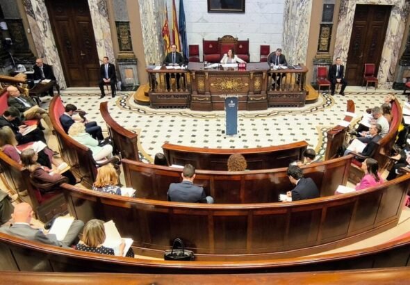 Imagen que muestra a personas en el pleno municipal de Valencia trabajando en la nueva ordenanza de limpieza