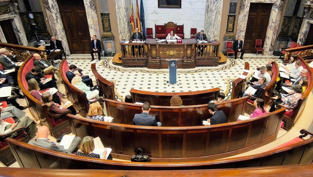 Imagen que muestra a personas en el pleno municipal de Valencia trabajando en la nueva ordenanza de limpieza