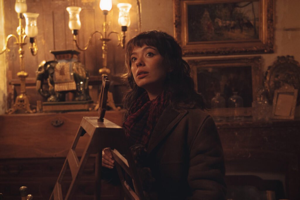 'Mi querida señorita': el esperado viaje de identidad producido por 'Los Javis' ya tiene fecha en Netflix Un plano cinematográfico centrado en la actriz Anna Castillo, quien interpreta a Isabel. Aparece con una expresión intensa y natural, mirando ligeramente hacia la izquierda de la imagen. La iluminación es suave y realista, destacando su rostro sobre un fondo interior.