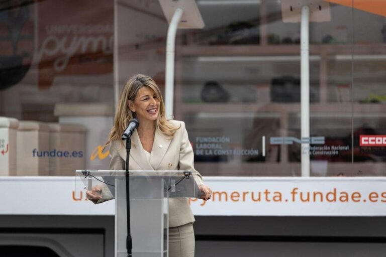 Trabajo destina 25 millones de euros a un plan de formación y empleo para menores migrantes Yolanda Díaz dando una conferencia.