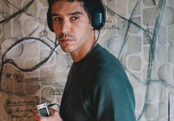 Adam Bessa en una escena de la película 'La red fantasma', dirigida por Jonathan Millet.