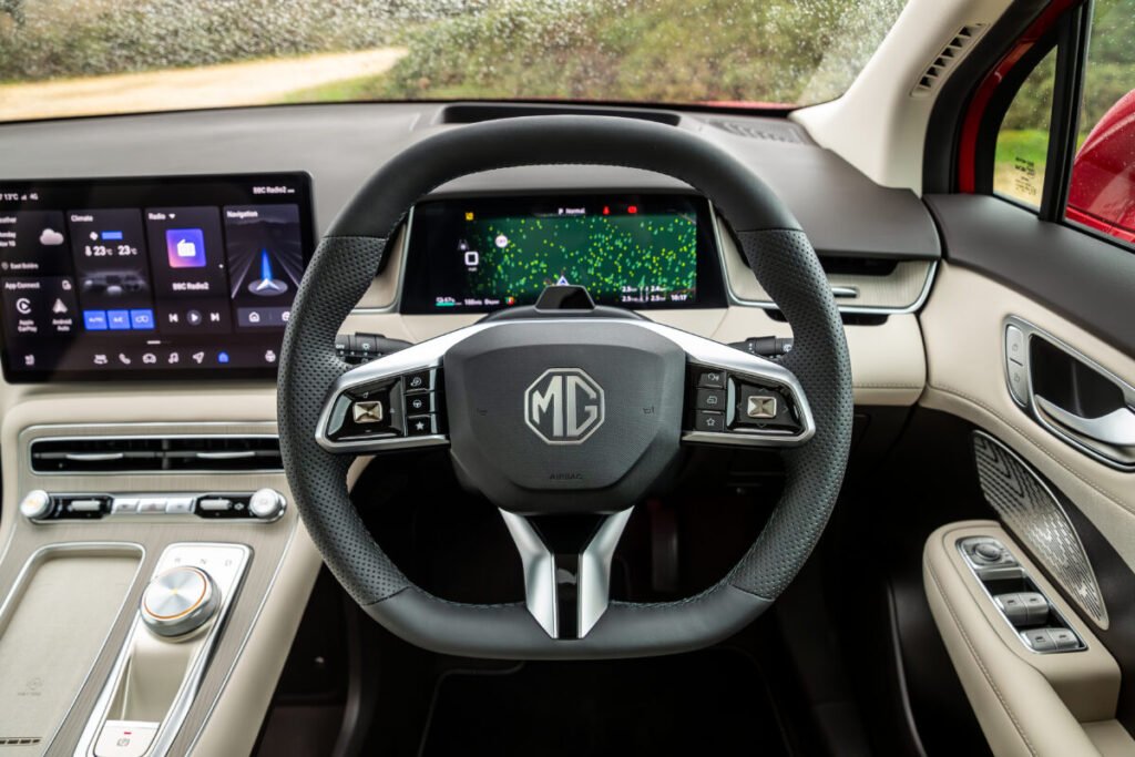 Adiós a los precios imposibles: el nuevo MGS6 EV que llega cargado de tecnología Detalles del salpicadero interior del nuevo MGS6 EV 2026 con vista de las pantallas y volante