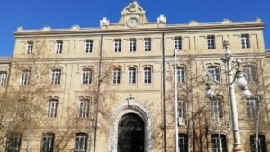 Imagen que ilustra la entrada al edificio de Tabacalera donde se desplazará la Virgen.