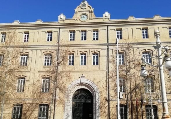 Imagen que ilustra la entrada al edificio de Tabacalera donde se desplazará la Virgen.
