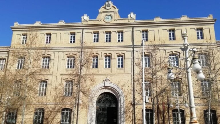 Imagen que ilustra la entrada al edificio de Tabacalera donde se desplazará la Virgen.