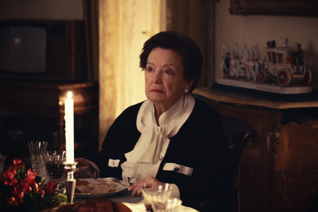 'Mi querida señorita': el esperado viaje de identidad producido por 'Los Javis' ya tiene fecha en Netflix Primer plano de la actriz María Galiana en el papel de Adelina. Su expresión es serena pero firme, reflejando el carácter de una mujer de familia conservadora.