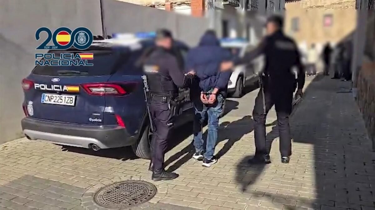 Imagen de la detención del agresor fugado y escondido en Seseña.