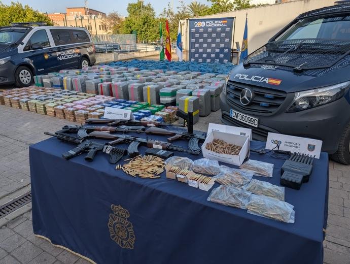 Cae la red que protegía con fusiles Kalashnikov el mayor alijo de cocaína en Huelva Imagen de la operación contra el narcotráfico en Huelva.