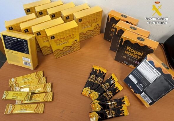 Una imagen de la operación policial por la venta de viagra camuflada en sobre de miel de Tailandia