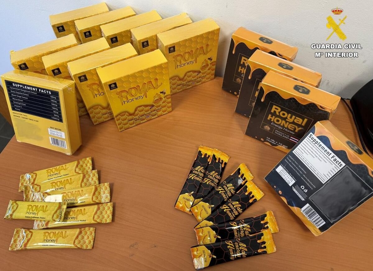 Una imagen de la operación policial por la venta de viagra camuflada en sobre de miel de Tailandia