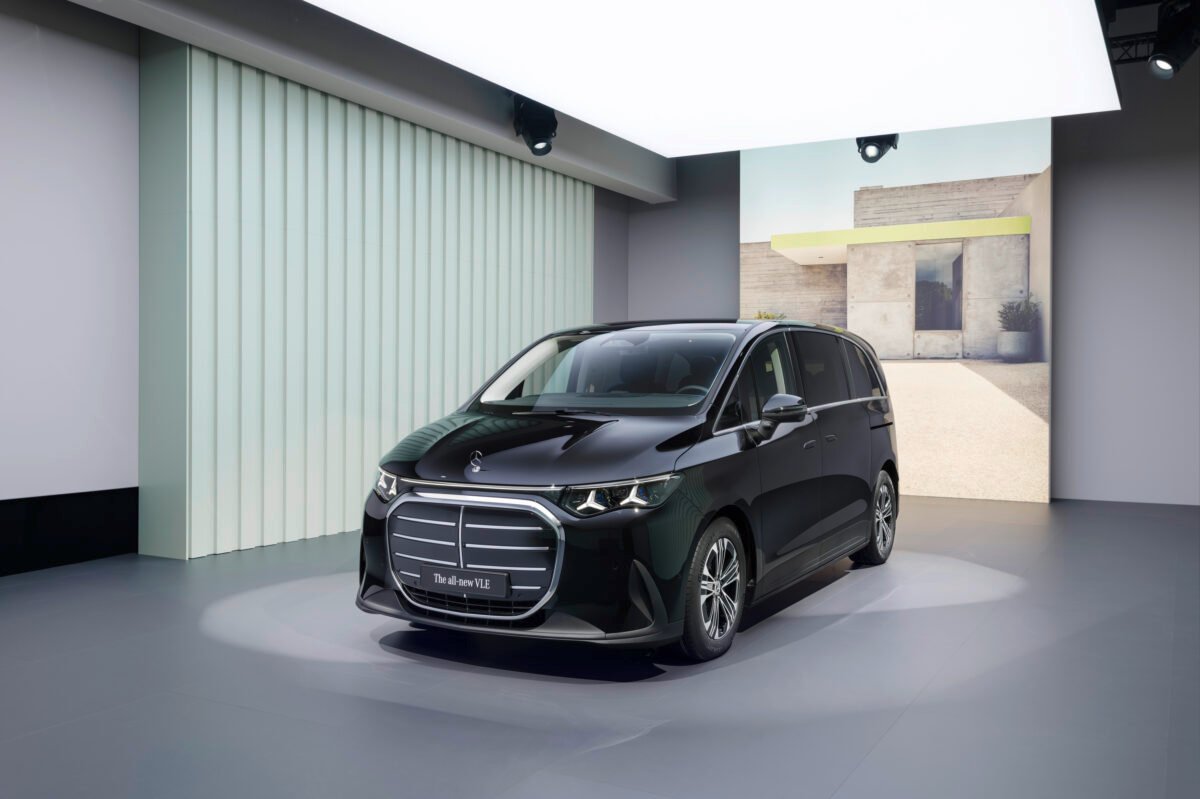 Imagen del nuevo Mercedes-Benz VLE eléctrico , la nueva gama de limusinas de lujo vista del exterior de color negro.