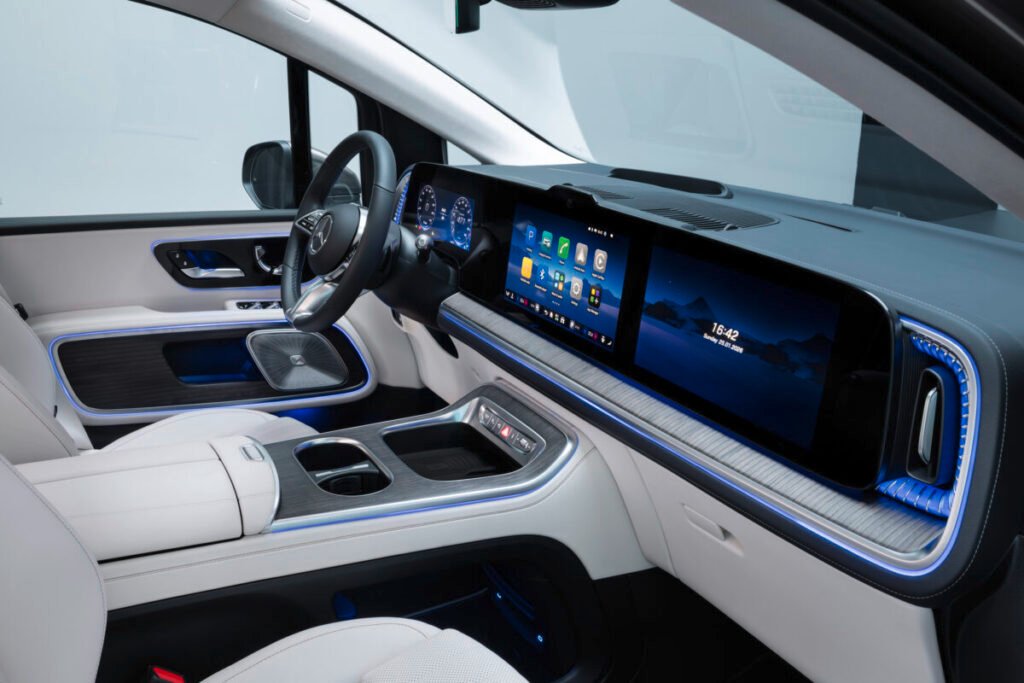 Nuevo Mercedes-Benz VLE eléctrico, la gran limusina con autonomía de 713 km Interior del nuevo Mercedes-Benz VLE eléctrico con pantalla MBUX Superscreen