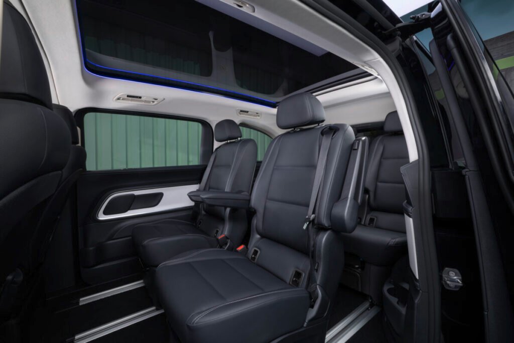 Nuevo Mercedes-Benz VLE eléctrico, la gran limusina con autonomía de 713 km Interior con vista de los asientos de la nueva limusina Mercedes-Benz VLE eléctrico