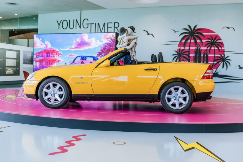 Mercedes-Benz SLK: 30 años del roadster que revolucionó el concepto de techo rígido retráctil Imagen del latera exterior del Mercedes-Benz SLK: 30 color amarillo