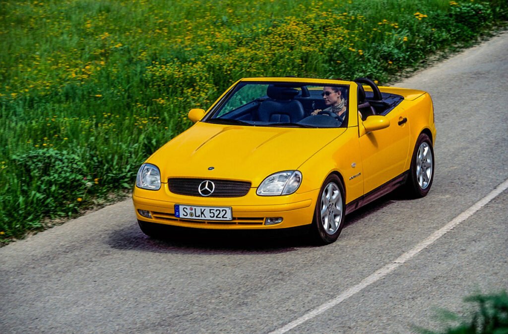 Mercedes-Benz SLK: 30 años del roadster que revolucionó el concepto de techo rígido retráctil Imagen del Mercedes-Benz SLK: 30 color amarillo circulando por una carretera descapotado