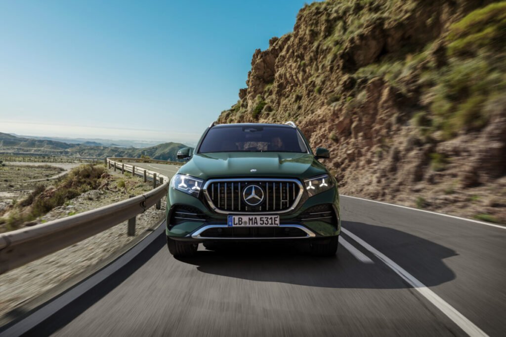 Mercedes-AMG GLE 53: la familia SUV se electrifica con 585 CV y 93 km de autonomía Imagen del exterior parte frontal del nuevo Mercedes-AMG GLE 53 2026 color verde