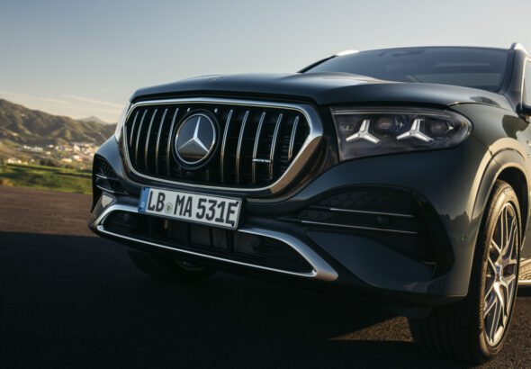 Vista de la parte frontal del nuevo Mercedes-AMG GLE 53 en primer plano con el logotipo