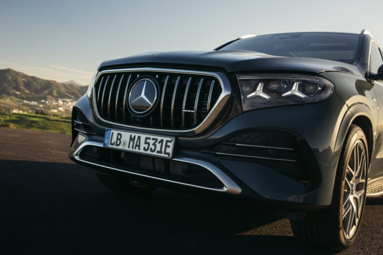 Vista de la parte frontal del nuevo Mercedes-AMG GLE 53 en primer plano con el logotipo