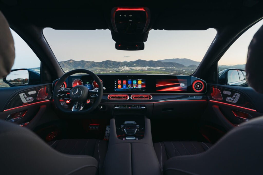 Mercedes-AMG GLE 53: la familia SUV se electrifica con 585 CV y 93 km de autonomía Imagen del salpicadero del nuevo Mercedes-AMG GLE 53 2026