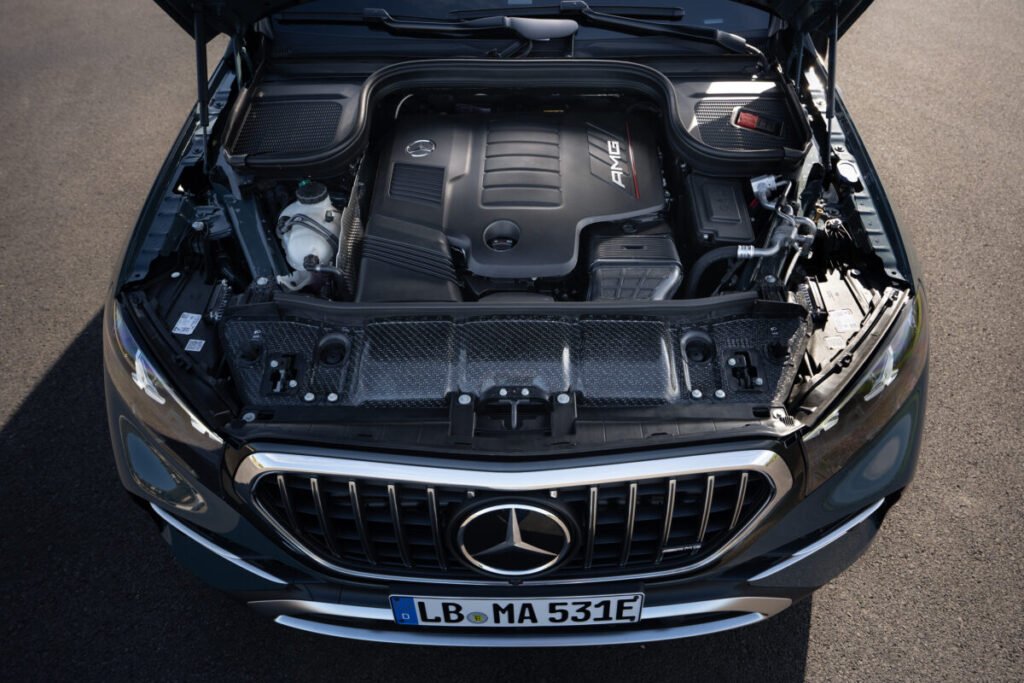 Mercedes-AMG GLE 53: la familia SUV se electrifica con 585 CV y 93 km de autonomía Imagen cenital del motor del nuevo Mercedes-AMG GLE 53 2026