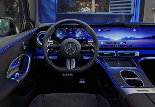 Interior del nuevo Mercedes-Benz Clase C eléctrico con pantalla integrada en el salpicadero.