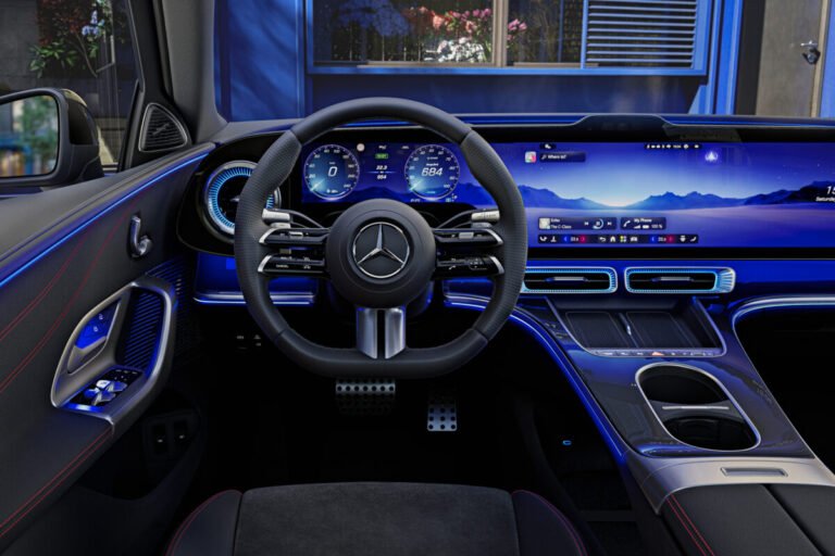 Interior del nuevo Mercedes-Benz Clase C eléctrico con pantalla integrada en el salpicadero.