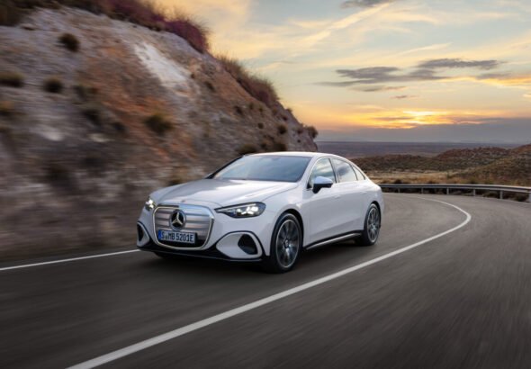 Imagen exterior del nuevo Mercedes-Benz Clase C eléctrico de color blanco circulando por una carretera