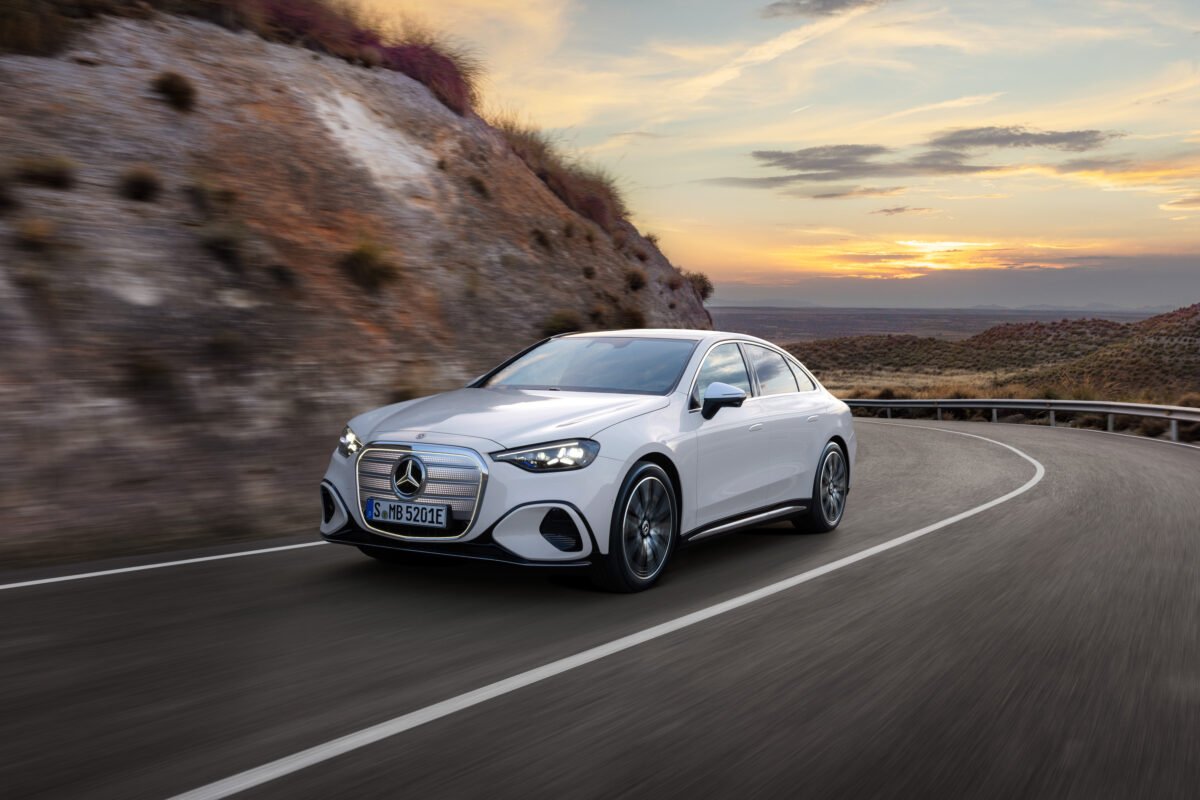Imagen exterior del nuevo Mercedes-Benz Clase C eléctrico de color blanco circulando por una carretera