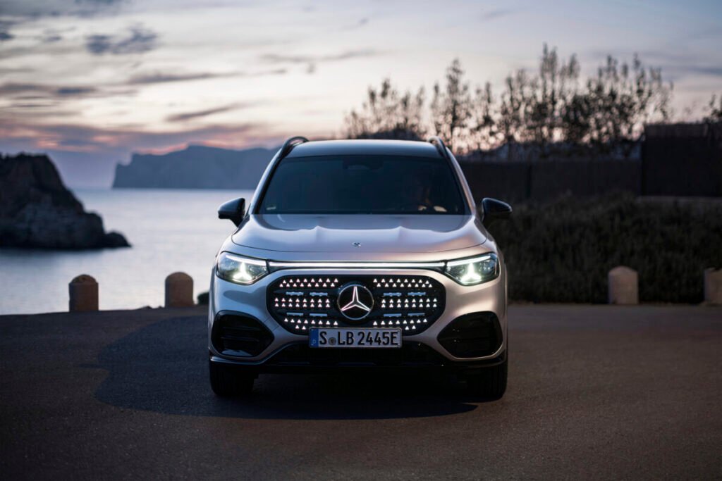 Nuevo Mercedes-Benz GLB 2026: 631 km de autonomía, siete plazas y carga ultra rápida Imagen del frontal del nuevo Mercedes-Benz GLB de 2026
