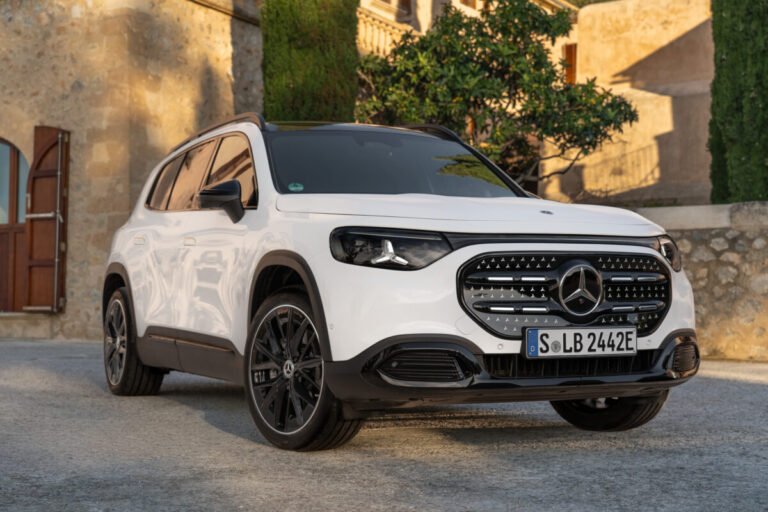 Imagen del exterior del nuevo Mercedes-Benz GLB 2026 de color blanco