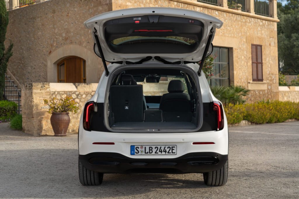 Nuevo Mercedes-Benz GLB 2026: 631 km de autonomía, siete plazas y carga ultra rápida Imagen del maletero trasero de gran capacidad del nuevo Mercedes-Benz GLB 2026