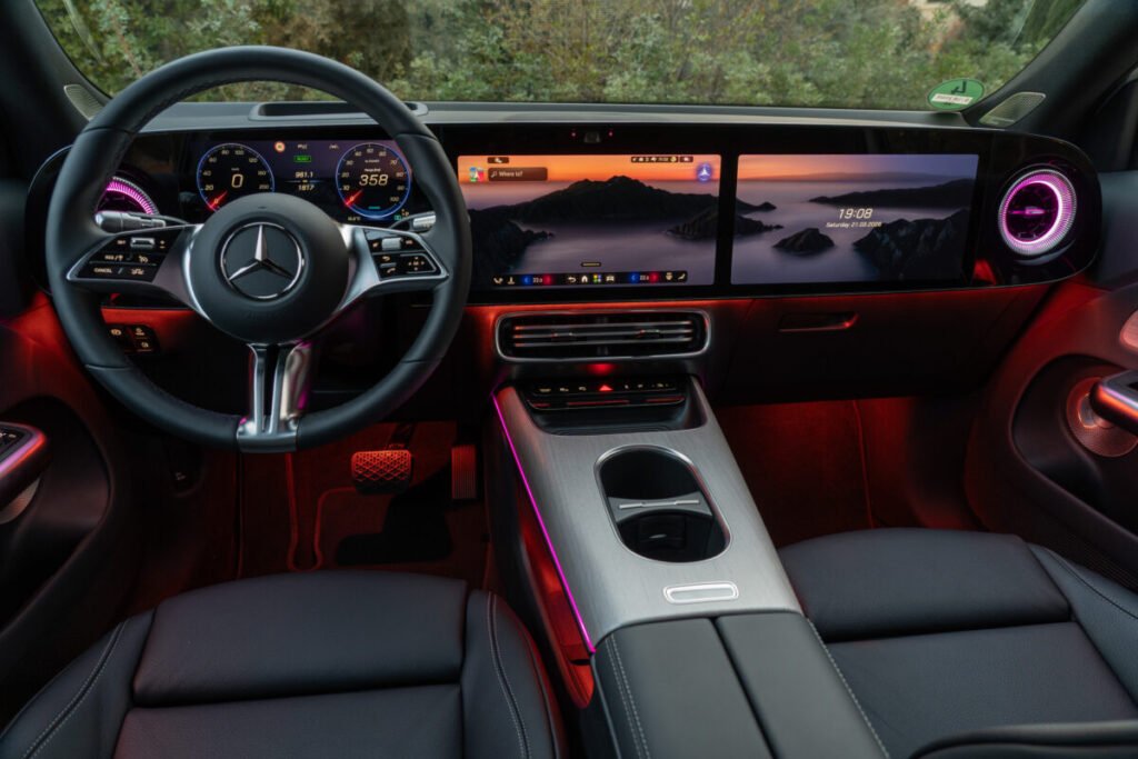 Nuevo Mercedes-Benz GLB 2026: 631 km de autonomía, siete plazas y carga ultra rápida Imagen del interior del nuevo Mercedes-Benz GLB con pantalla MBUX Hyperscreen