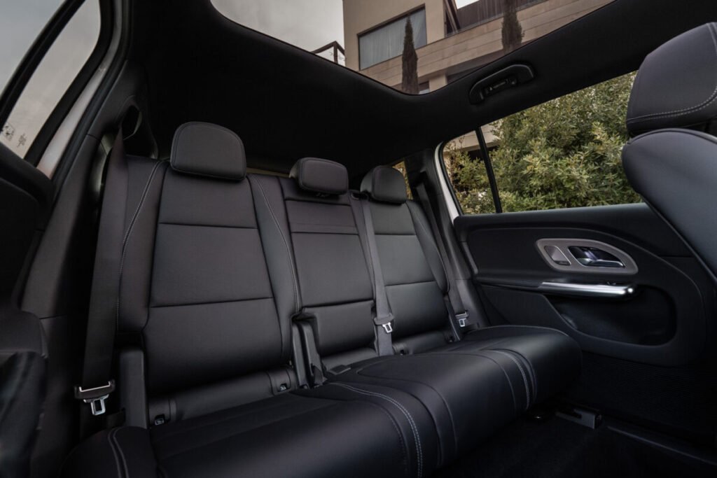 Nuevo Mercedes-Benz GLB 2026: 631 km de autonomía, siete plazas y carga ultra rápida Interior de las plazas del nuevo Mercedes-Benz GLB con asientos en color negro.