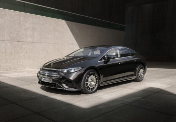 Imagen del exterior en color negro del nuevo Mercedes-Benz EQS 2026
