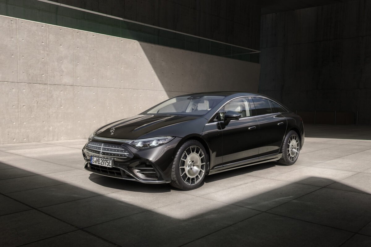 Imagen del exterior en color negro del nuevo Mercedes-Benz EQS 2026