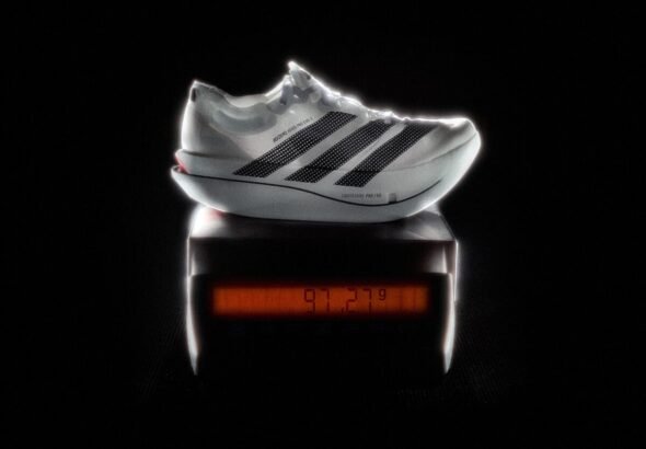 Las nuevas zapatillas Adizero Evo de adidas 2026 sobre una váscula con el peso de menos de 100gramos