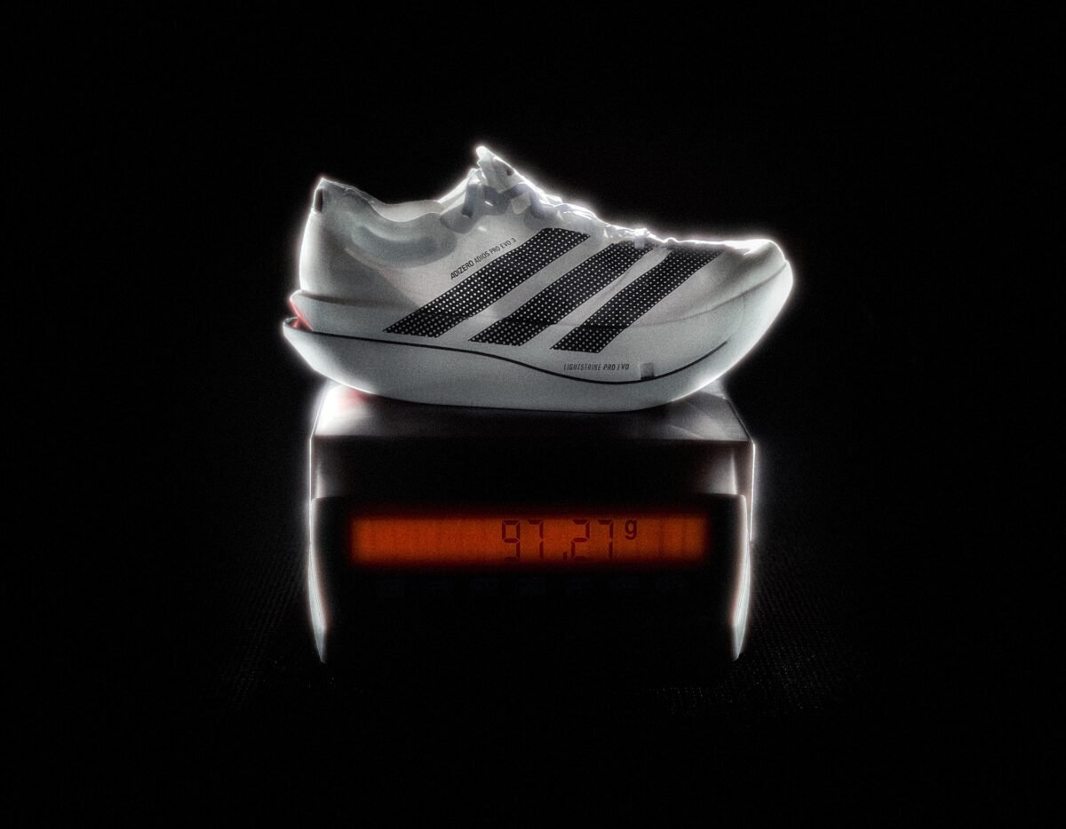 Las nuevas zapatillas Adizero Evo de adidas 2026 sobre una váscula con el peso de menos de 100gramos