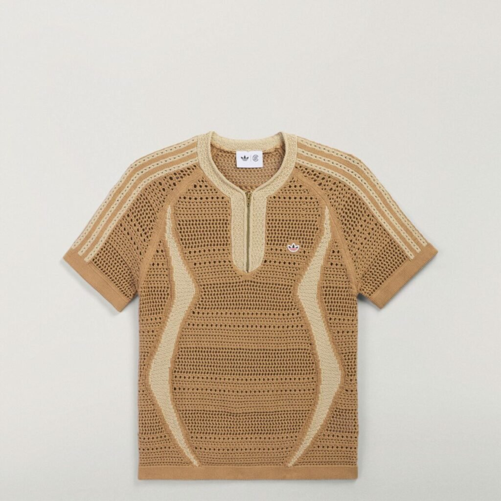 La nueva estética futbolística de adidas x CLOT que une Oriente y Occidente colección mundial de adidas x clot que muestra una camiseta de manga corta con diseño
