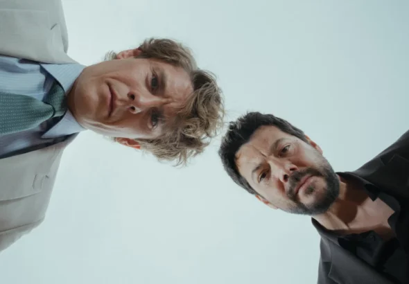Patrick Criado y Álvaro Morte en la primera imagen de 'Nueve reinas' de Netflix