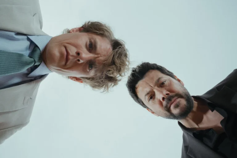 Patrick Criado y Álvaro Morte en la primera imagen de 'Nueve reinas' de Netflix