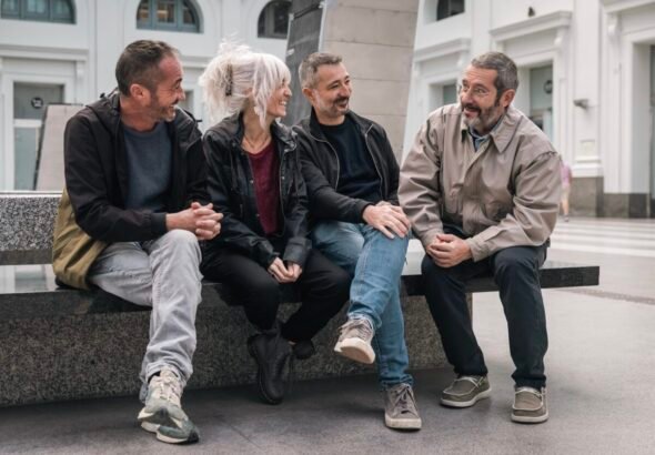 Carles Porta, en uno de los capiítulos de la serie "Abandonados" con los tres niños .