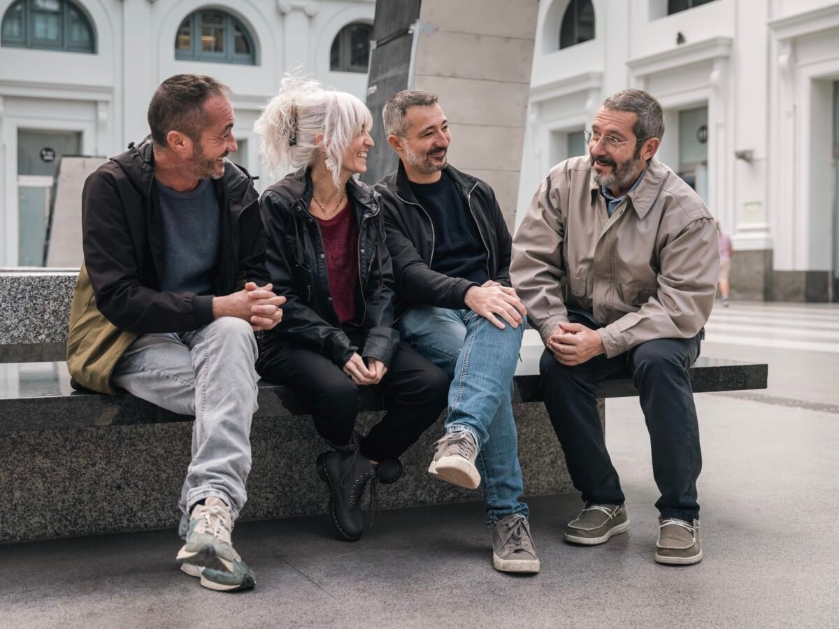 Carles Porta, en uno de los capiítulos de la serie "Abandonados" con los tres niños .
